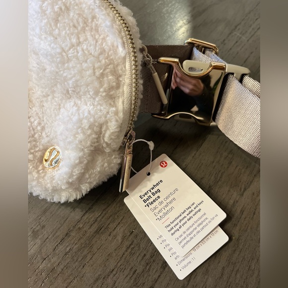 Lululemon Everywhere Belt Bag Fleece Light Ivory Gold - Picture 3 of 4